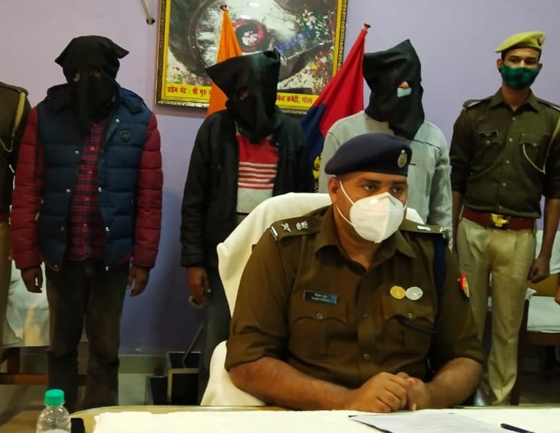 लखीमपुर खीरी में करामाती बल्ब के नाम पर ठगी मामले की जानकारी देते एसपी विजय ढुल। संवाद लखीमपुर खीरी में करामाती बल्ब के नाम पर ठगी मामले की जानकारी देते एसपी विजय ढुल। संवाद