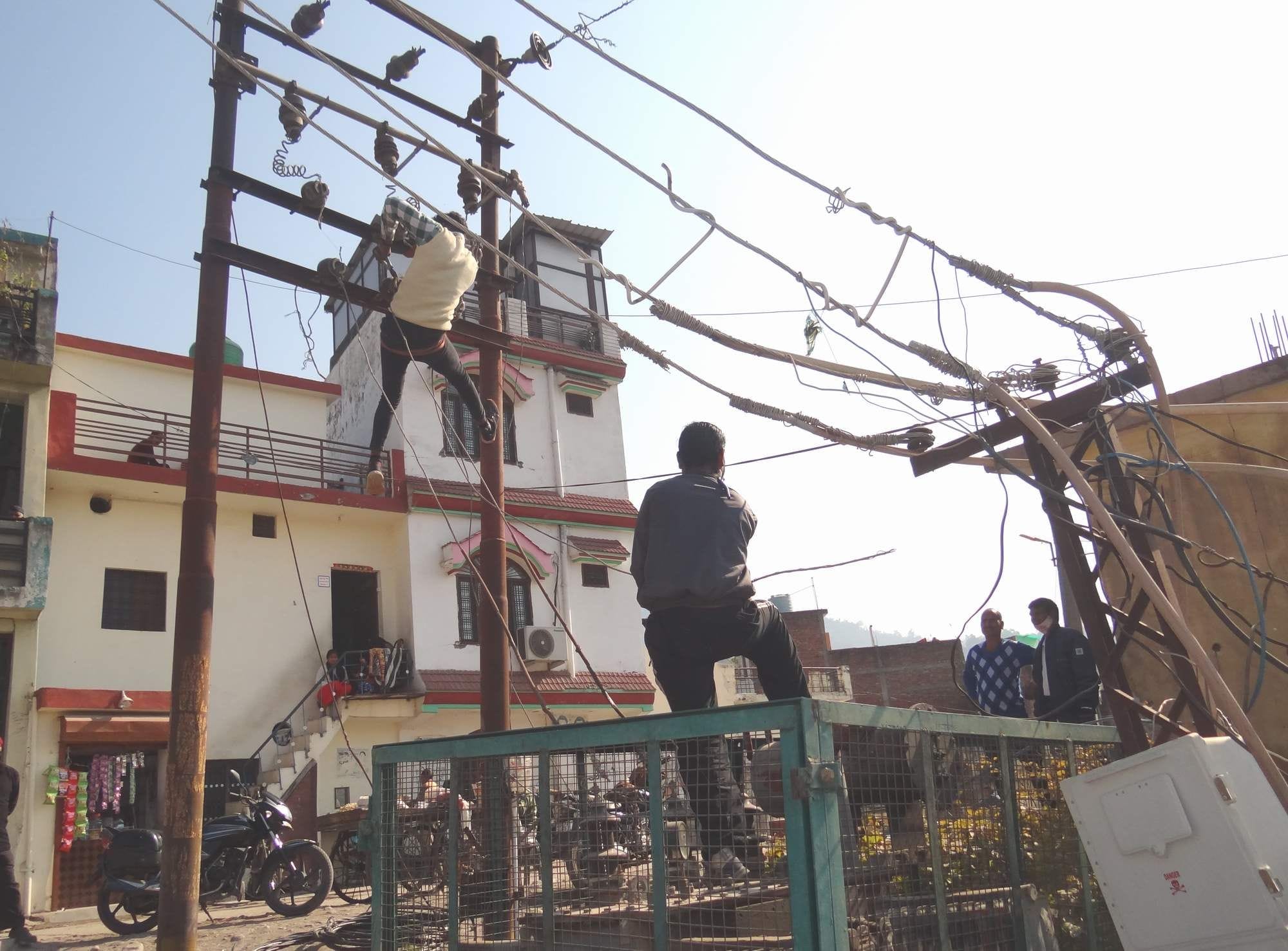 चंद्रभागा नदी के किनारे लगे इसी ट्रांसफार्मर के करंट से घायल हुआ था संजीत। अब ऊर्जा निगम अपनी नाक