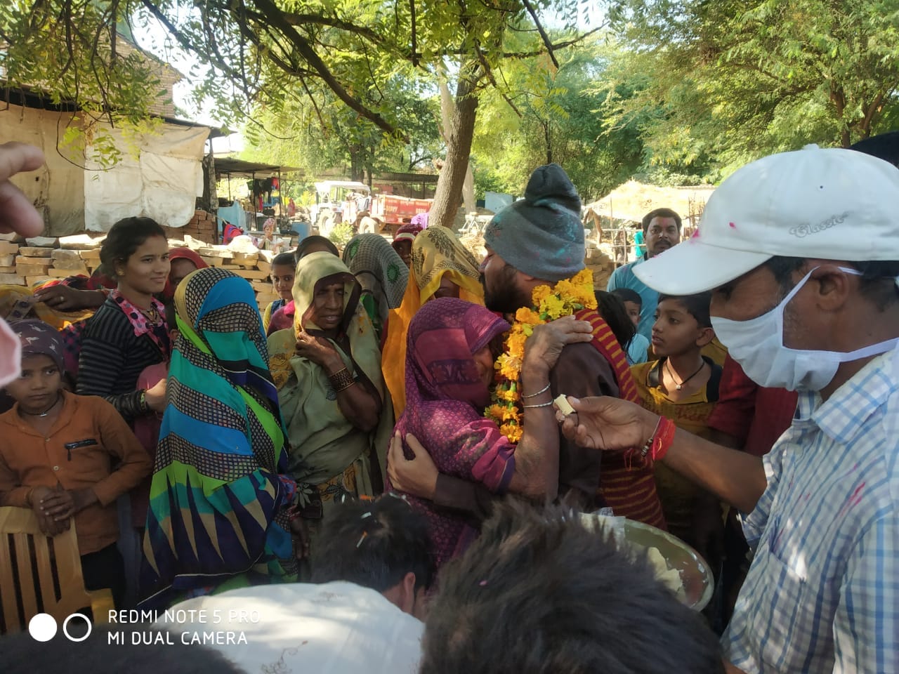 परिजनों से गले मिलता सोनू सिंह परिजनों से गले मिलता सोनू सिंह