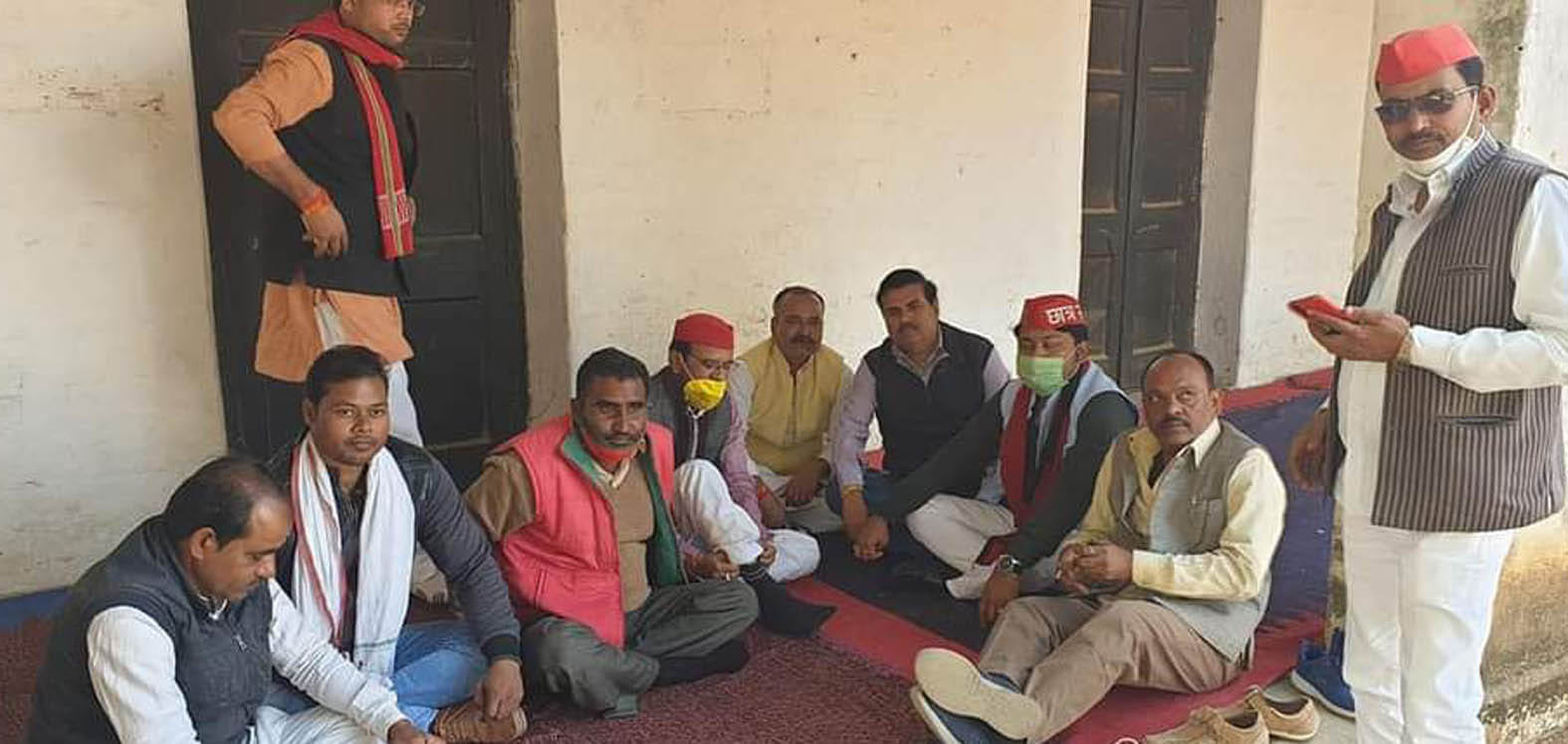 पुलिस लाइन में गिरफ्तार सपाई। पुलिस लाइन में गिरफ्तार सपाई।