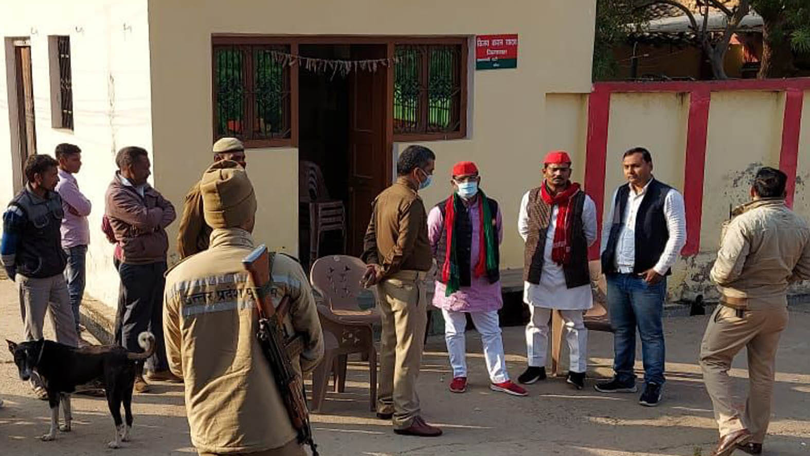 जिलाध्यक्ष विजय करन यादव को उनके आवास में घेरे पुलिस। जिलाध्यक्ष विजय करन यादव को उनके आवास में घेरे पुलिस।