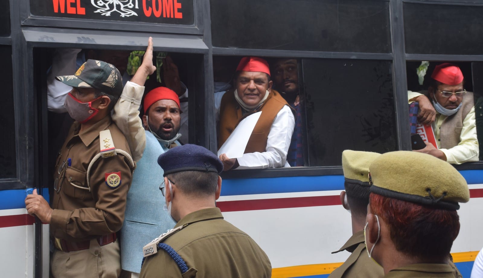 प्रदर्शन कर रहे सपा कार्यकर्ताओं गिरफ्तार कर ले जाती पुलिस। प्रदर्शन कर रहे सपा कार्यकर्ताओं गिरफ्तार कर ले जाती पुलिस।