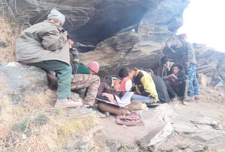 ऑनलाइन परीक्षा, घर-द्वार प्रश्नपत्र और उत्तर पुस्तिकाएं पहुंचाने सरकार के दावे हवा