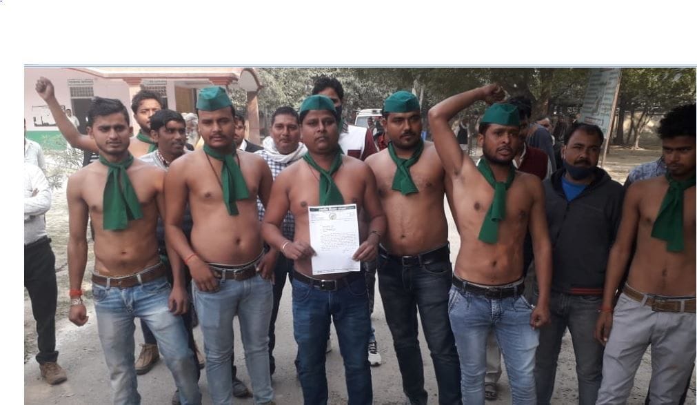 किसान नेता निशांत चौहान के नेतृत्व में किसानों के सर्मथन में प्रर्दशन करते युवा किसान। किसान नेता निशांत चौहान के नेतृत्व में किसानों के सर्मथन में प्रर्दशन करते युवा किसान।