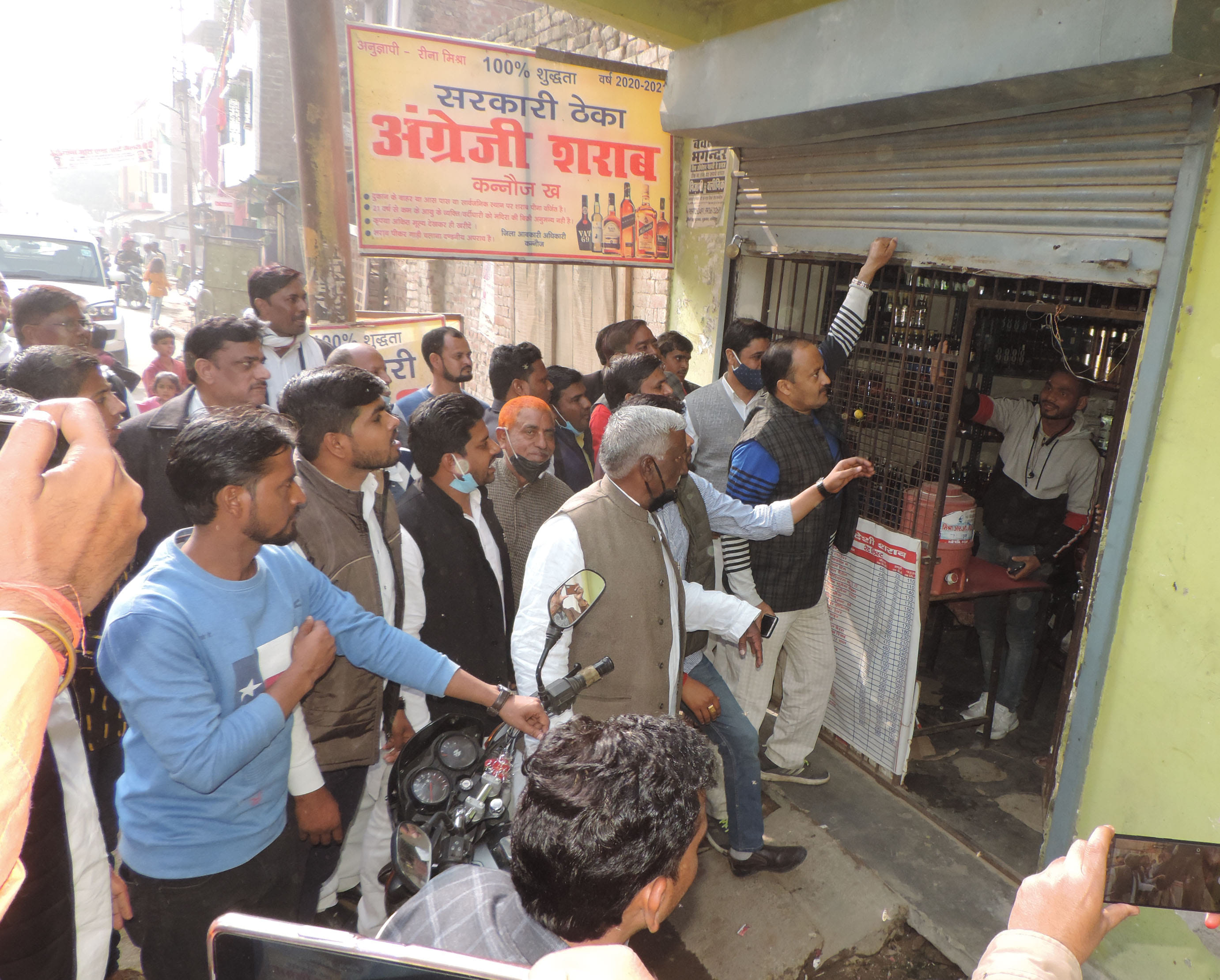 किसान आंदोलन के भारत बंद पर शहर के लाखन तिराहे पर दुकान का सटर बंद करते सपाई। संवाद किसान आंदोलन के भारत बंद पर शहर के लाखन तिराहे पर दुकान का सटर बंद करते सपाई। संवाद