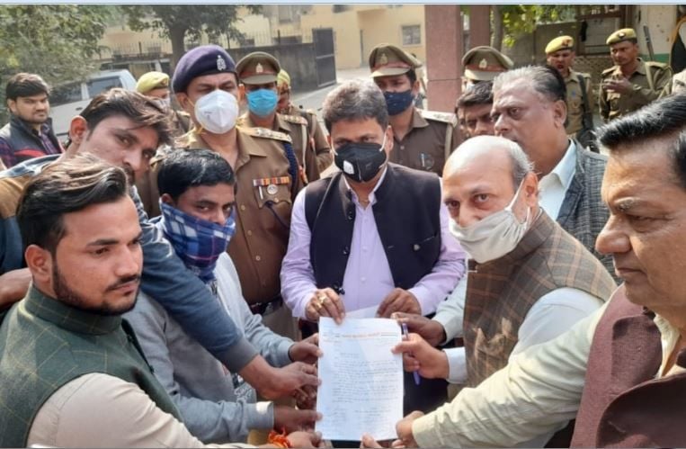 किसान आंदोलन एवं बंद के सर्मथन में एसडीएम को ज्ञापन देते कांग्रेसी नेता। किसान आंदोलन एवं बंद के सर्मथन में एसडीएम को ज्ञापन देते कांग्रेसी नेता।