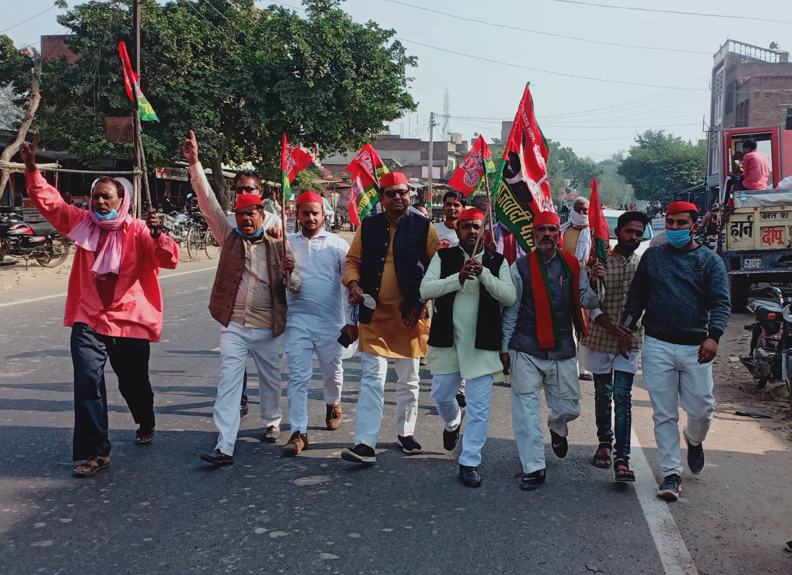 राजपुर में सड़क पर नारेबाजी करते सपाई। राजपुर में सड़क पर नारेबाजी करते सपाई।