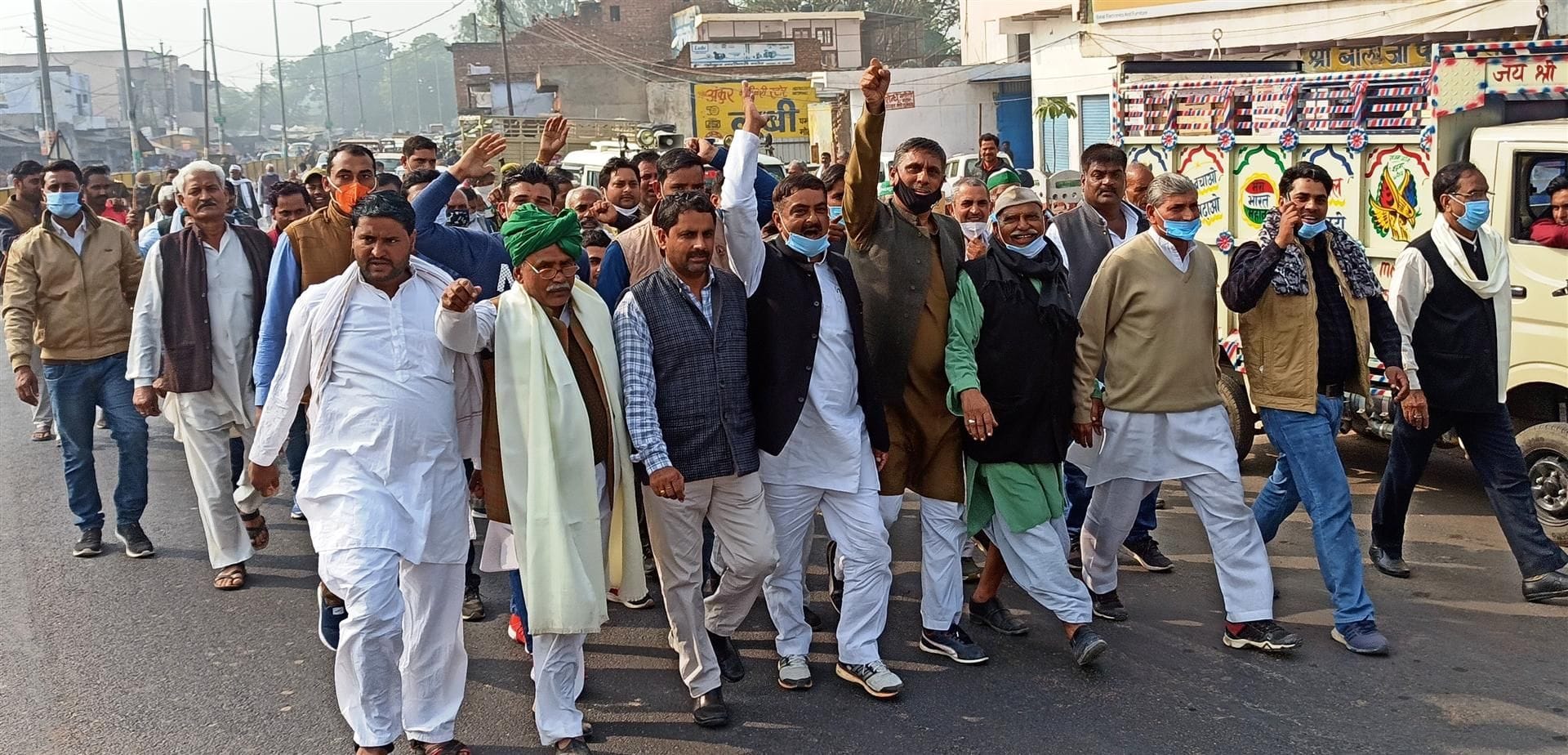 सादाबाद में पैदल मार्च के दौरान जमकर नारेबाजी करते किसान और रालोद पदाधिकारी। सादाबाद में पैदल मार्च के दौरान जमकर नारेबाजी करते किसान और रालोद पदाधिकारी।