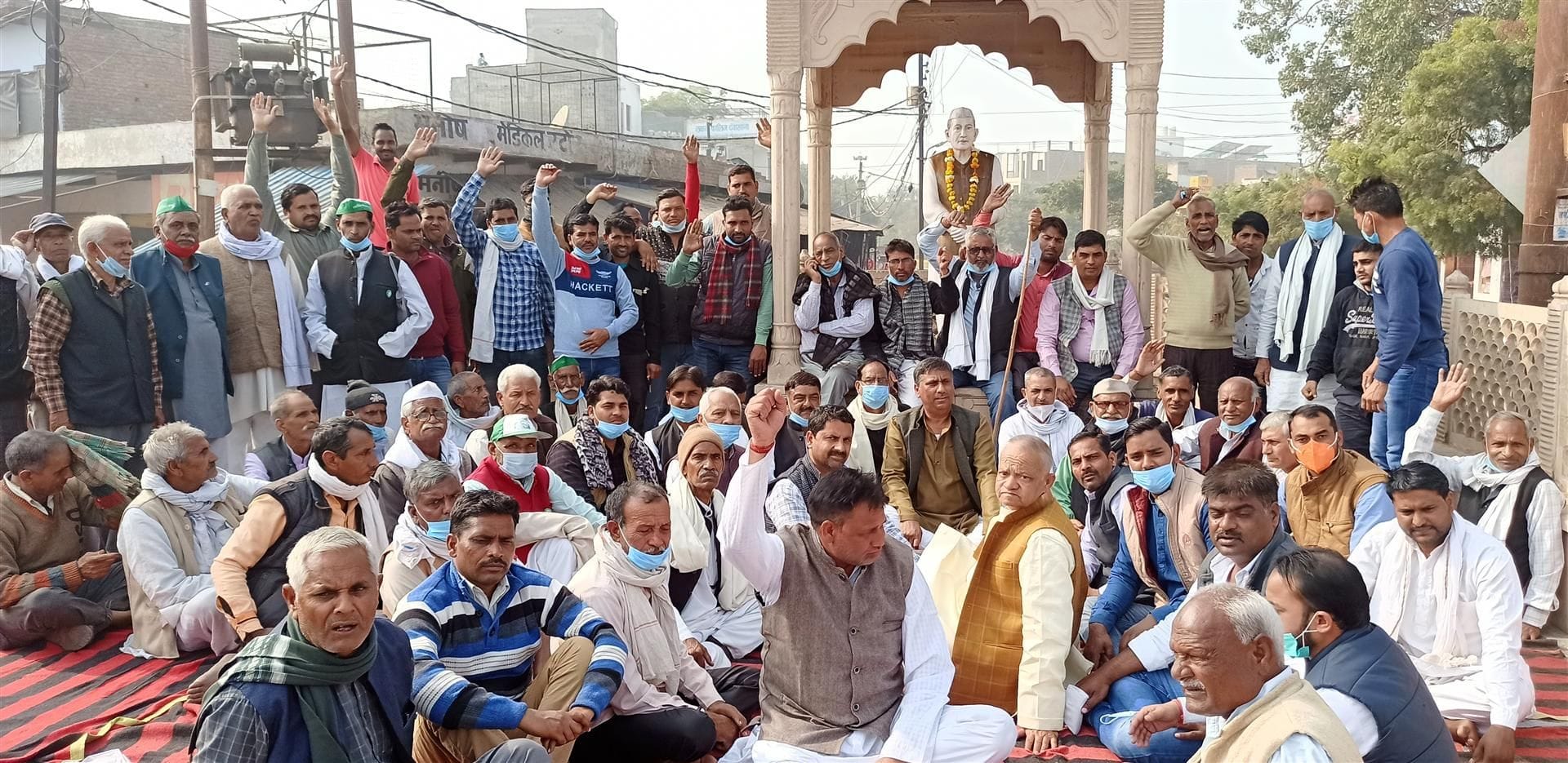 सादाबाद में चौधरी चरण सिंह प्रतिमा स्थल पर धरना प्रदर्शन करते रालोद नेता, किसान संगठनों के कार्य? सादाबाद में चौधरी चरण सिंह प्रतिमा स्थल पर धरना प्रदर्शन करते रालोद नेता, किसान संगठनों के कार्य?