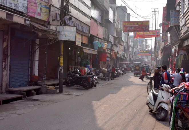 शहिदगंज में बंद के दौरान खुली कुछ दुकाने शहिदगंज में बंद के दौरान खुली कुछ दुकाने