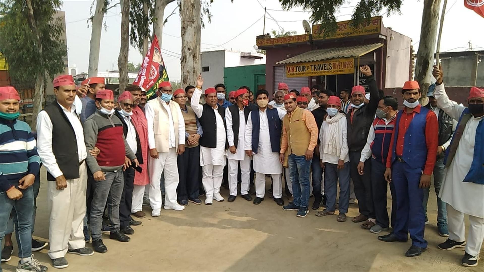 भाकियू एवं सपा की सयुंक्त बैठक को संबोधित करते किसान नेता। भाकियू एवं सपा की सयुंक्त बैठक को संबोधित करते किसान नेता।