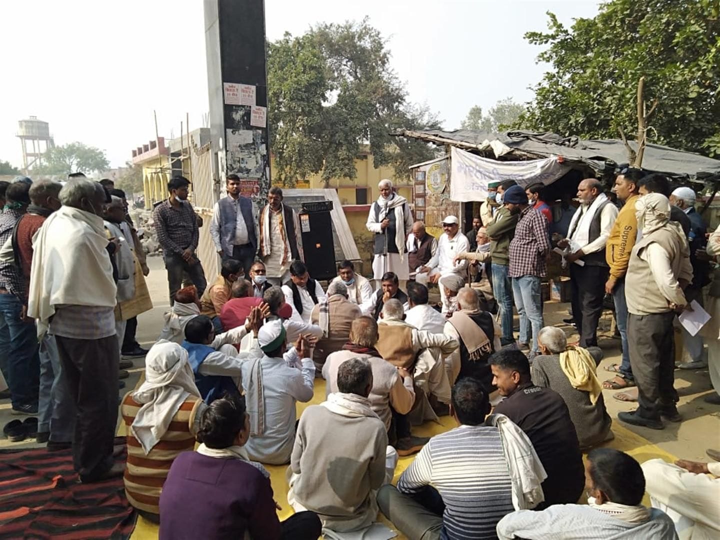 भाकियू एवं सपा की सयुंक्त बैठक को संबोधित करते किसान नेता भाकियू एवं सपा की सयुंक्त बैठक को संबोधित करते किसान नेता