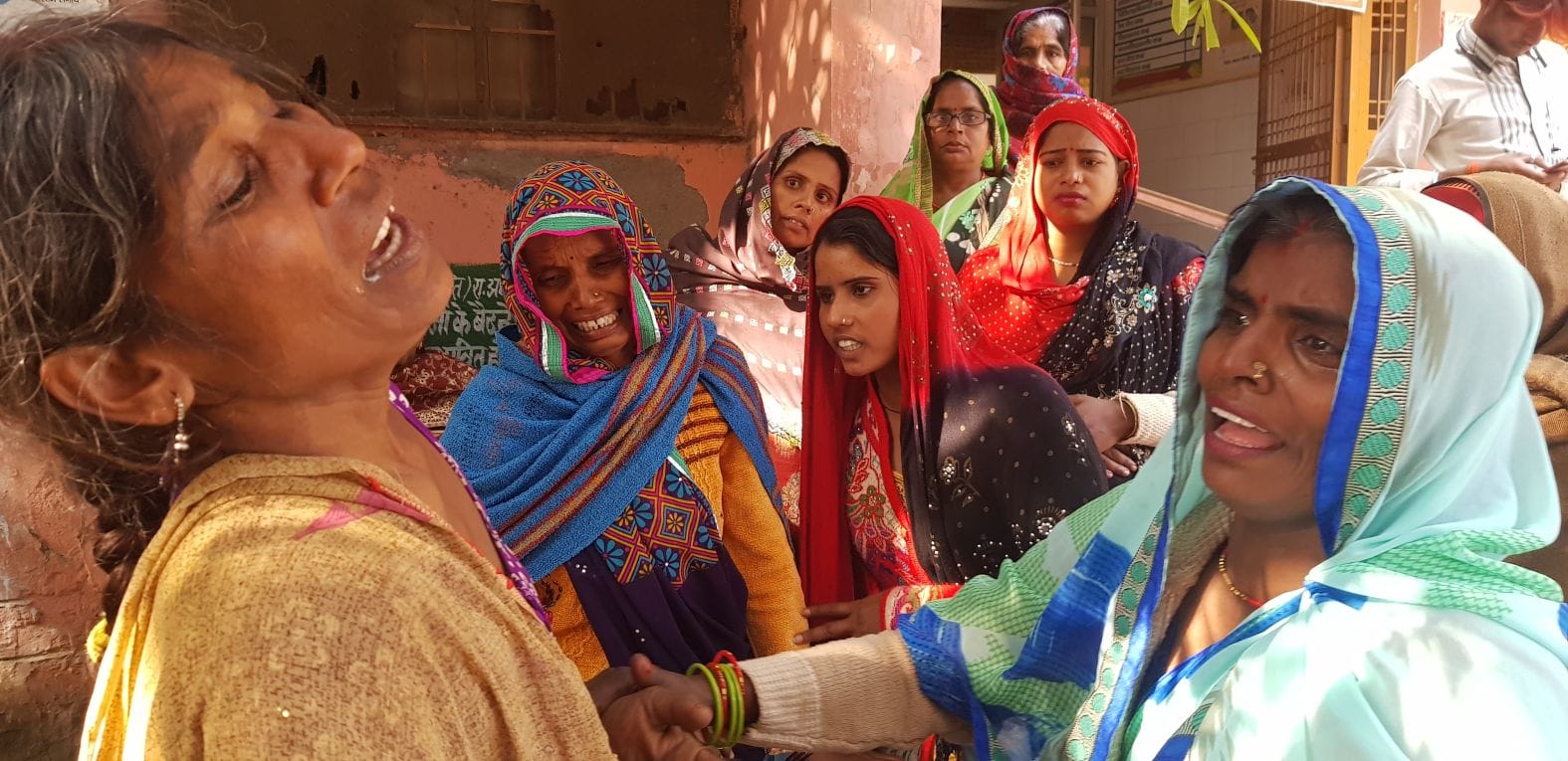 सीएचसी में रोते बिलखते अनुराग के परिजन। संवाद सीएचसी में रोते बिलखते अनुराग के परिजन। संवाद