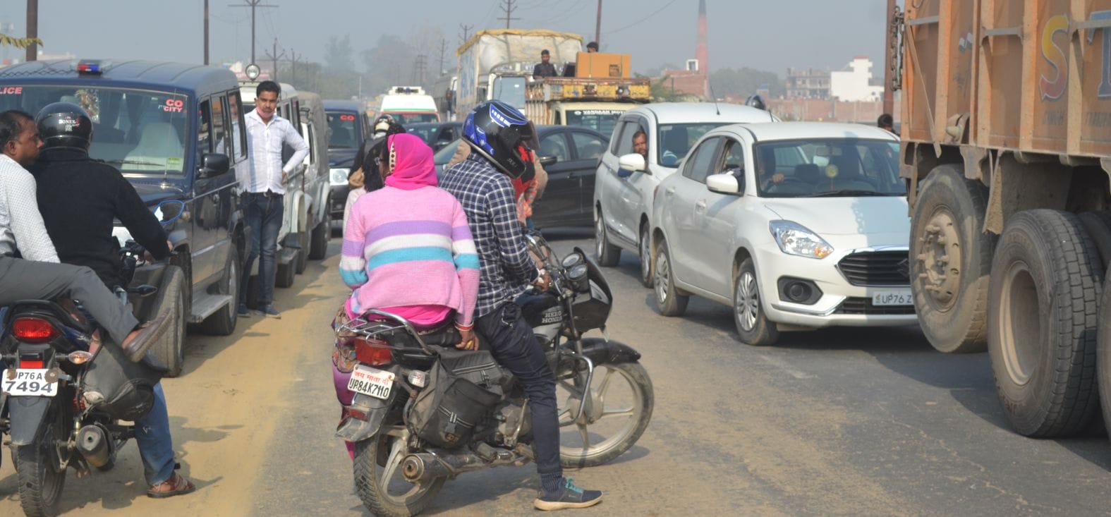 किसानों के प्रदर्शन के दौरान इटावा-बरेली हाईवे पर नेकपुर पुल पर लगा जाम। संवाद किसानों के प्रदर्शन के दौरान इटावा-बरेली हाईवे पर नेकपुर पुल पर लगा जाम। संवाद