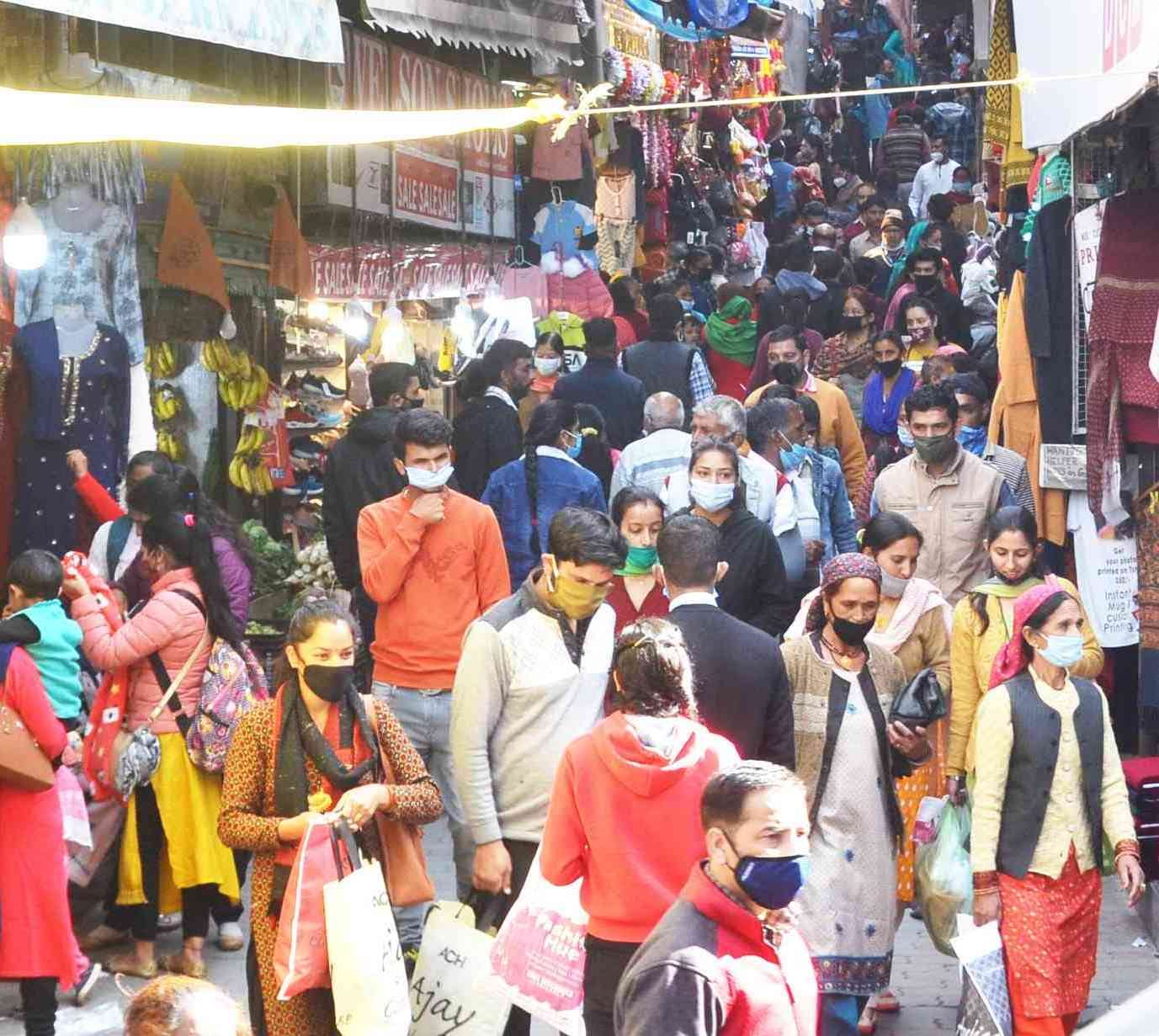 सोलन में मंगलवार को भारत बंद के ऐलान में खुली पड़ी शहर की मुख्य मार्केट में चहलकदमी करते राहगीर। ? सोलन में मंगलवार को भारत बंद के ऐलान में खुली पड़ी शहर की मुख्य मार्केट में चहलकदमी करते राहगीर। ?