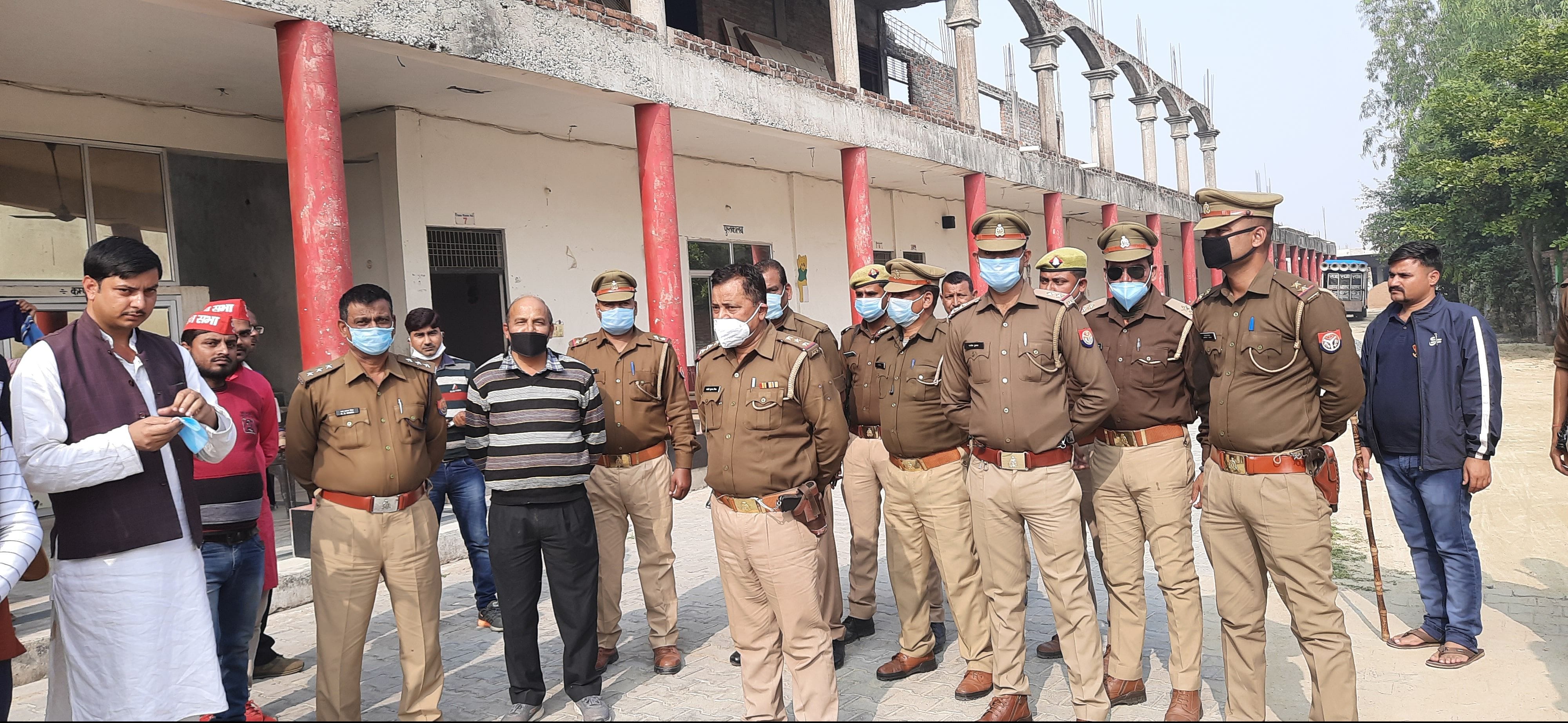 लॉ कॉलेज परिसर में मुस्तैद पुलिस बल। लॉ कॉलेज परिसर में मुस्तैद पुलिस बल।