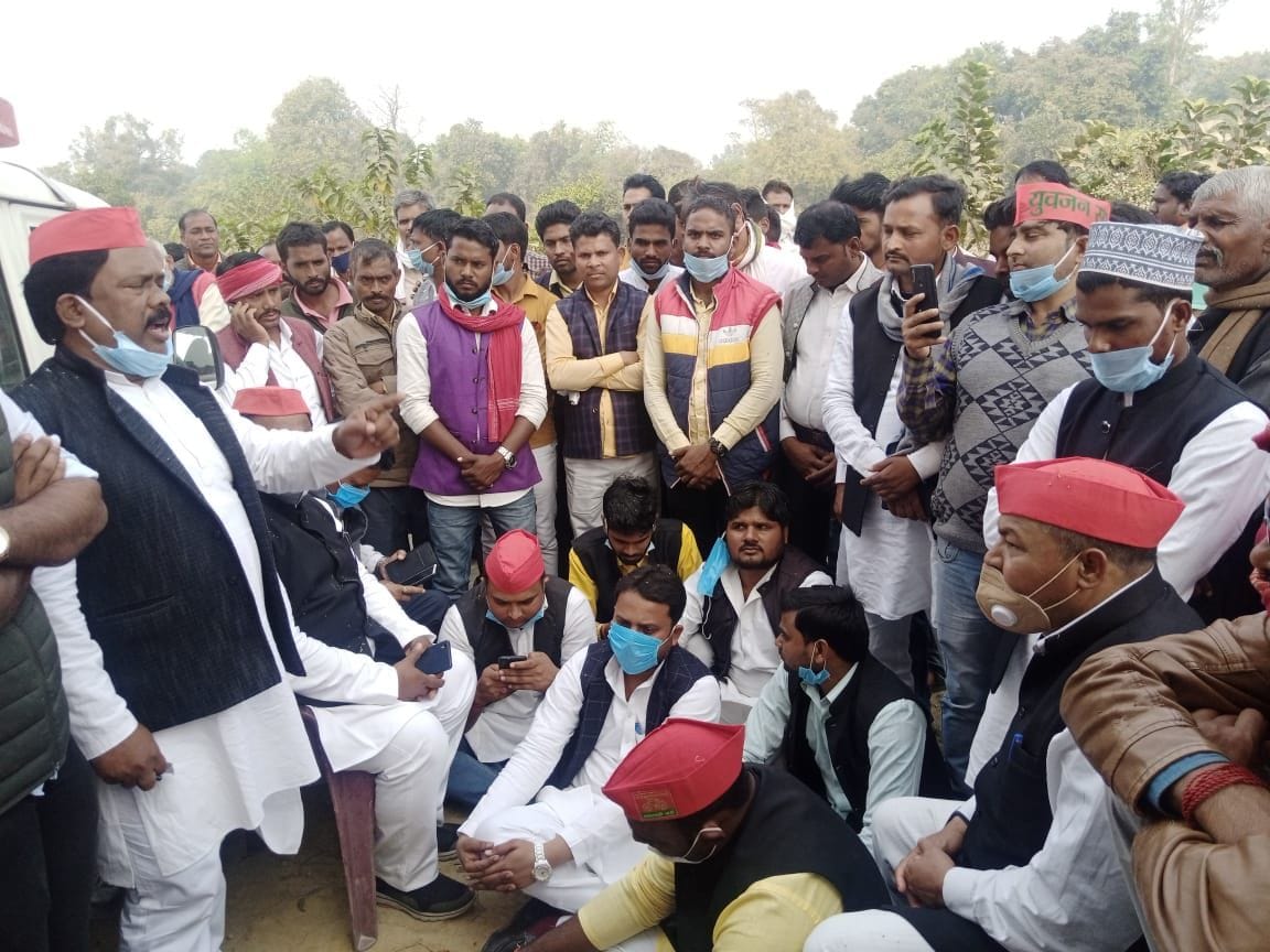 पट्टी के किसान शहीद स्थल रूर में प्रदर्शन करते सपा के कार्यकर्ता। पट्टी के किसान शहीद स्थल रूर में प्रदर्शन करते सपा के कार्यकर्ता।