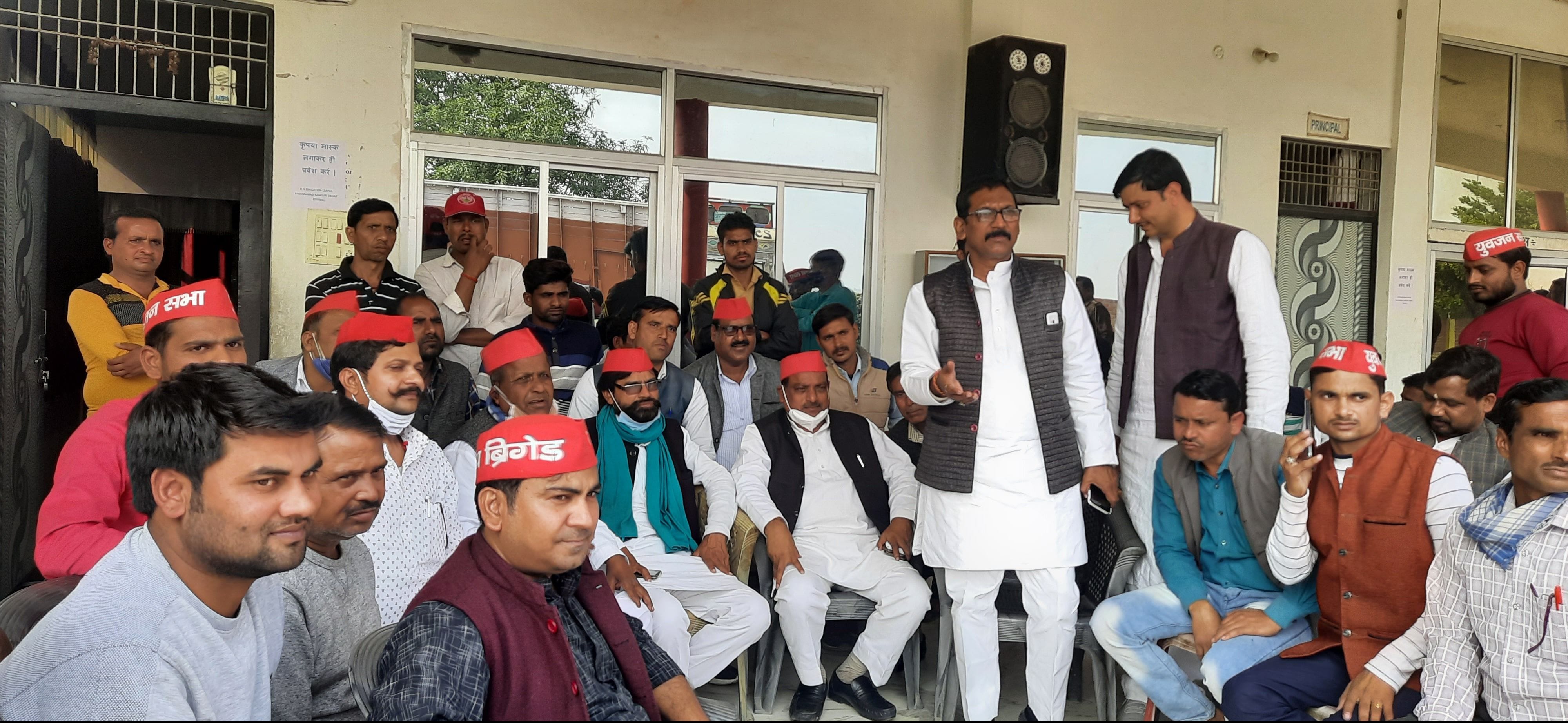 रसूलाबाद स्थित लॉ कॉलेज में नजरबंद सपाई। रसूलाबाद स्थित लॉ कॉलेज में नजरबंद सपाई।
