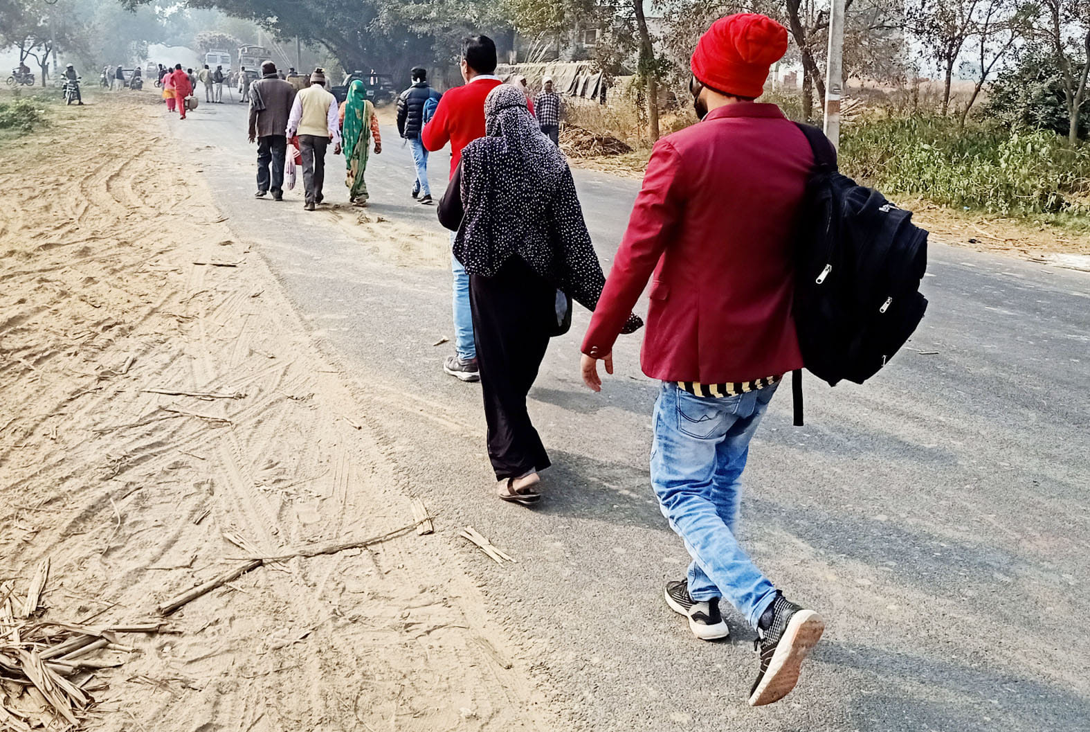 नींदडू़ में जाम के दौरान परेशानी यात्री। नींदडू़ में जाम के दौरान परेशानी यात्री।