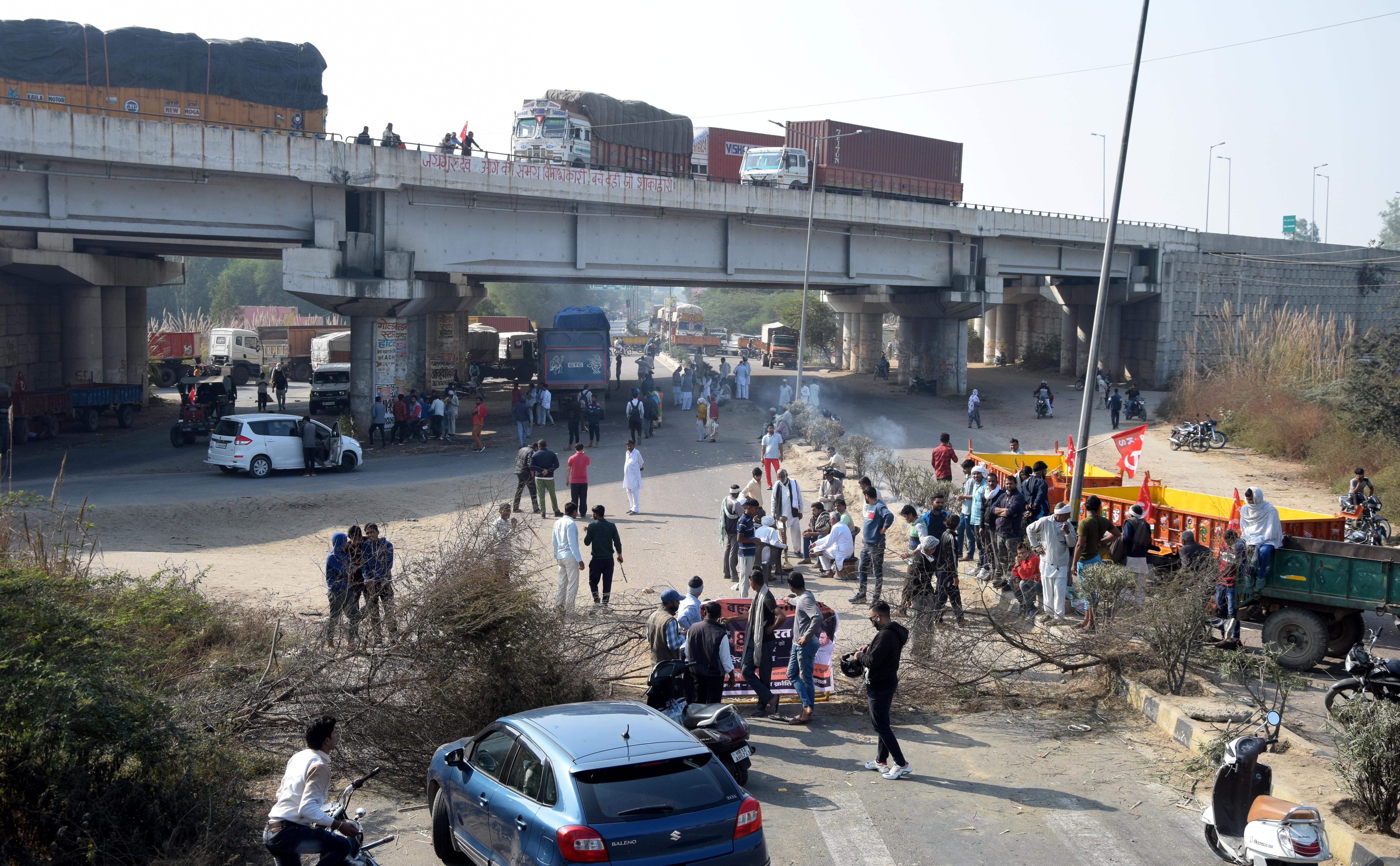 आनंदपुर भाली में भारत बंद के दौरान किसान सभा द्वारा लगाया गया जाम। अमर उजाला