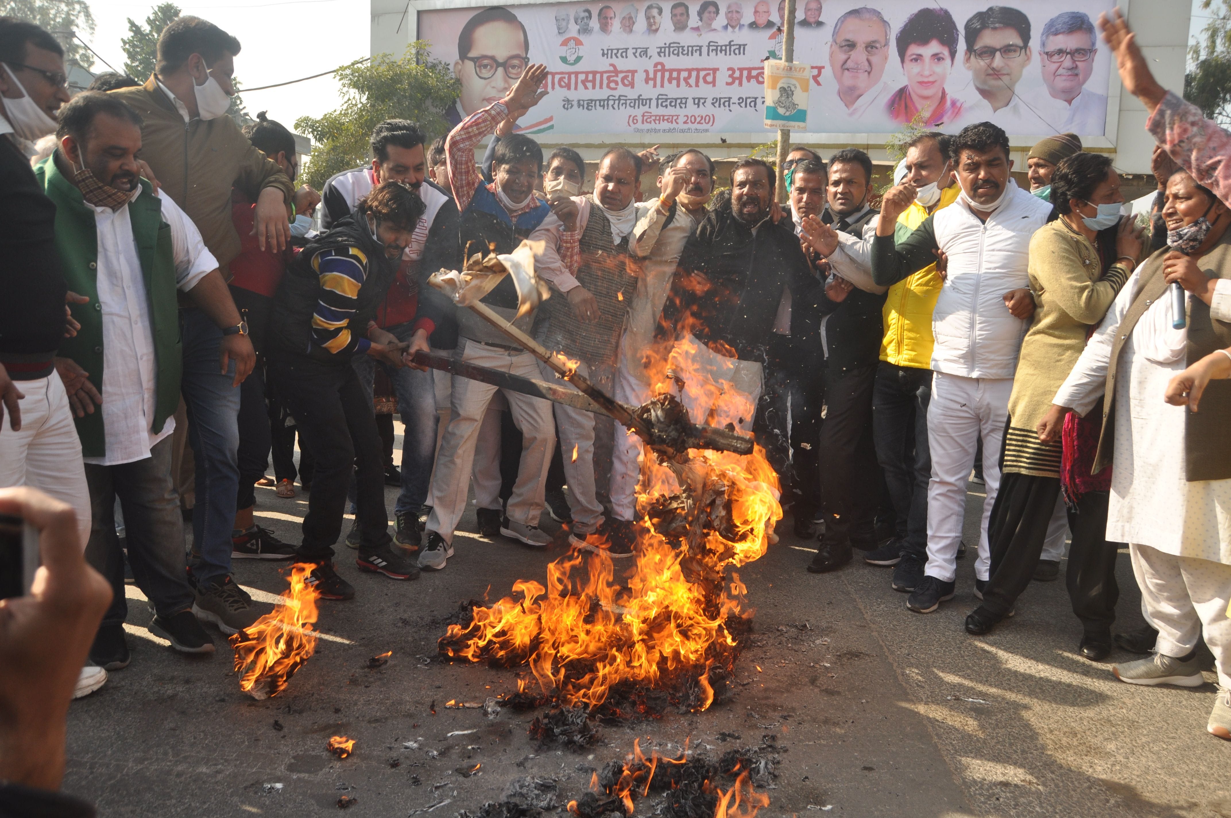 आंबेडकर चौक के पास सरकार का पुतला जलाते कांग्रेसी। संवाद 