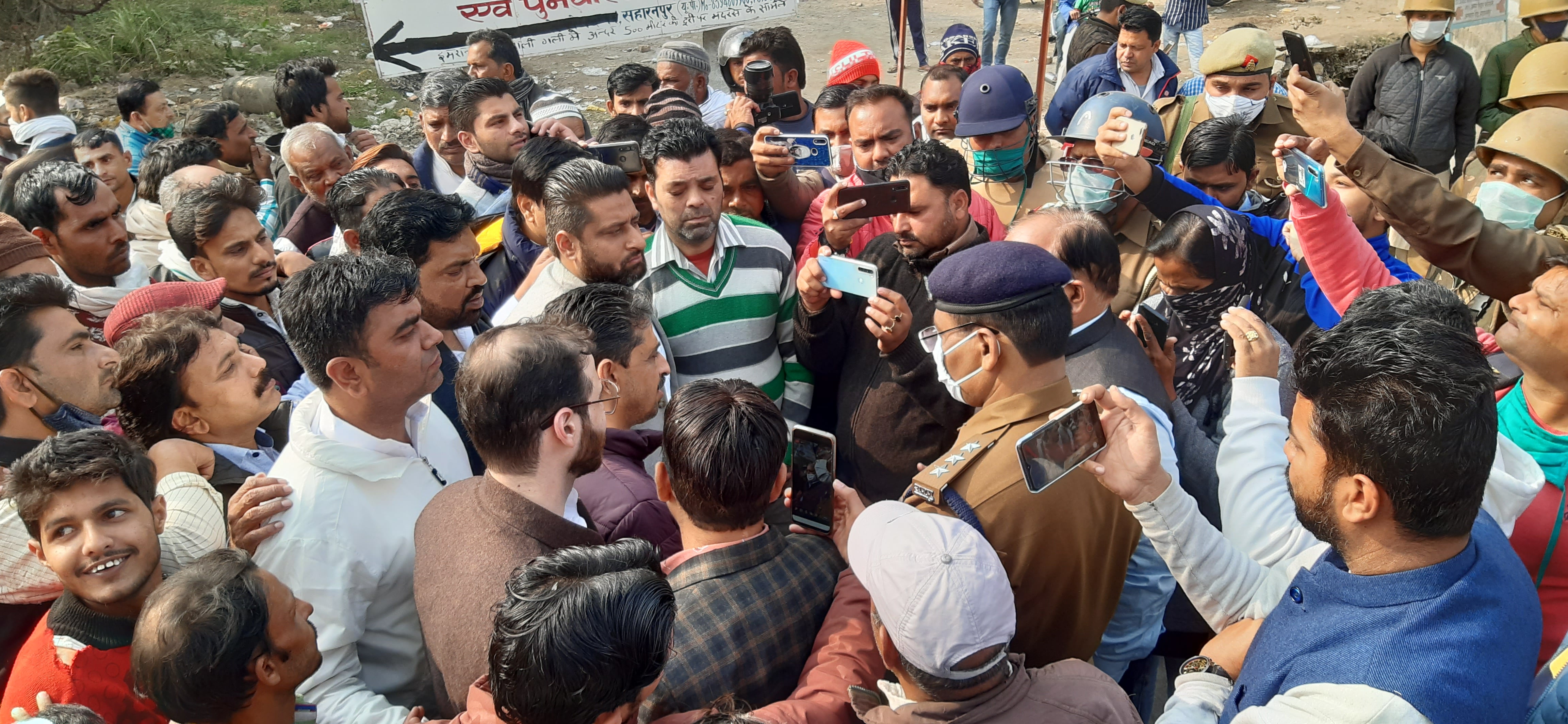 सहारनपुर : अंबाला रोड कांग्रेस अनुशासन समिति के सदस्य इमरान मसूद व उनके समर्थकों को रोकते पुलिस-प