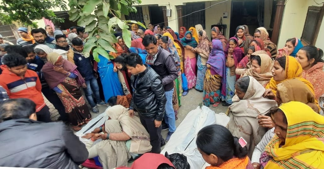 स्योहारा के गांव बगवाडा मे सड़क दुर्घटना में तीन की मौत के बाद विलाप करते परिजन और जमा भीड़।