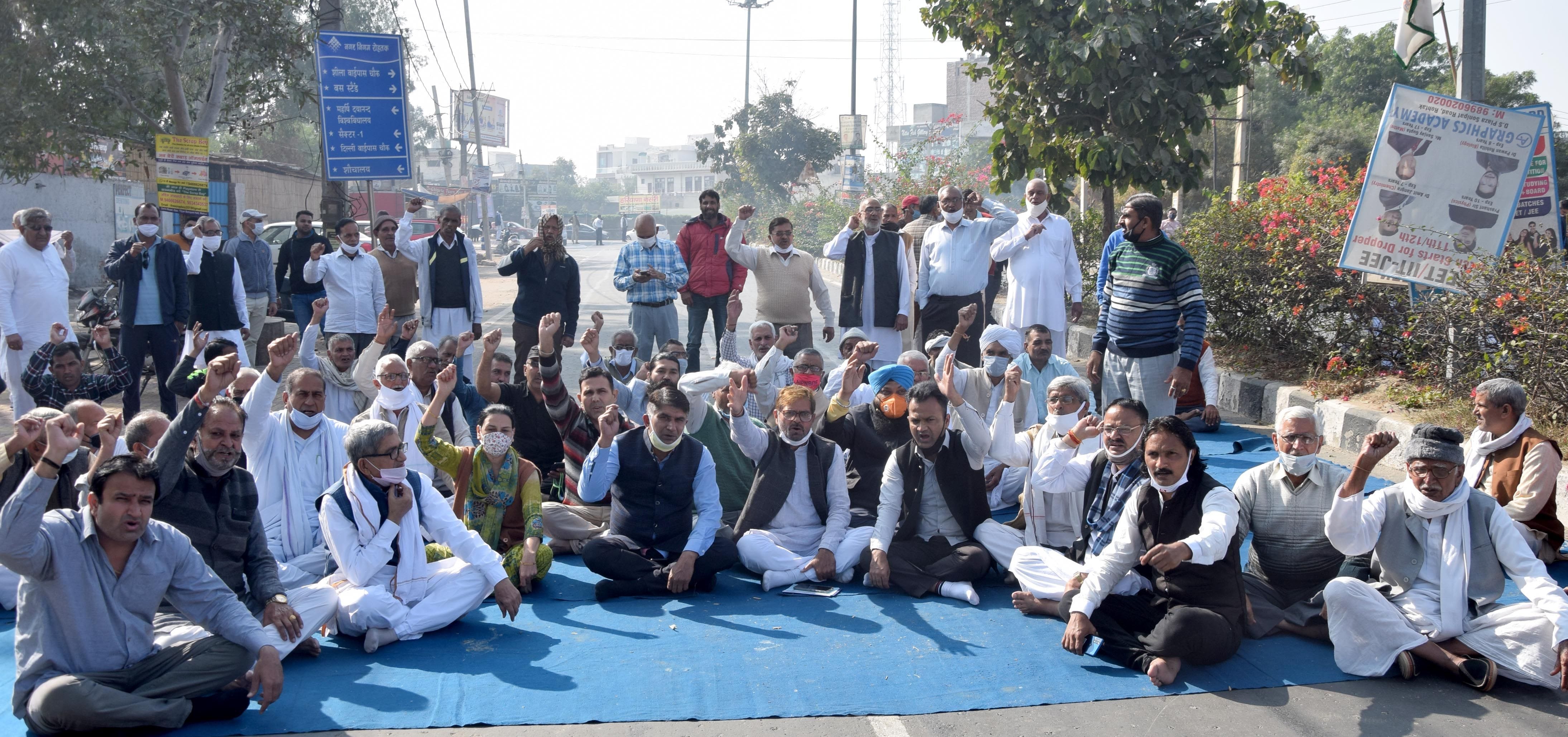 भारत बंद के सर्मथन में देवीलाल पार्क के पास सड़क जाम कर धरना पर बैठे लोग। 