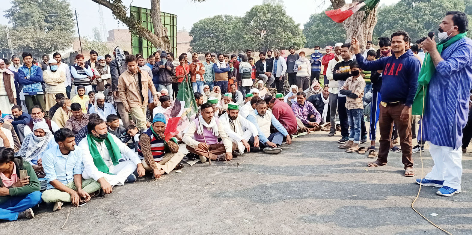 नींदडू़ में धरना देते किसानों को संबोधित करते वक्ता। नींदडू़ में धरना देते किसानों को संबोधित करते वक्ता।