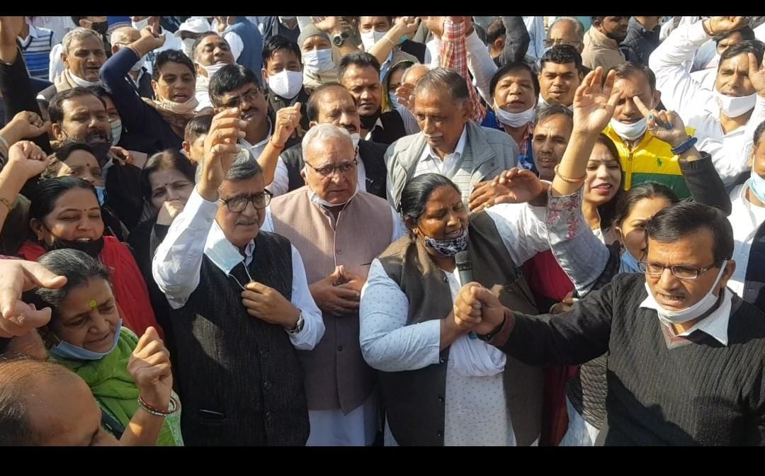 भारत बंद के दौरान विरोध प्रदर्शन करते कांग्रेसी नेता व कार्यकर्ता।