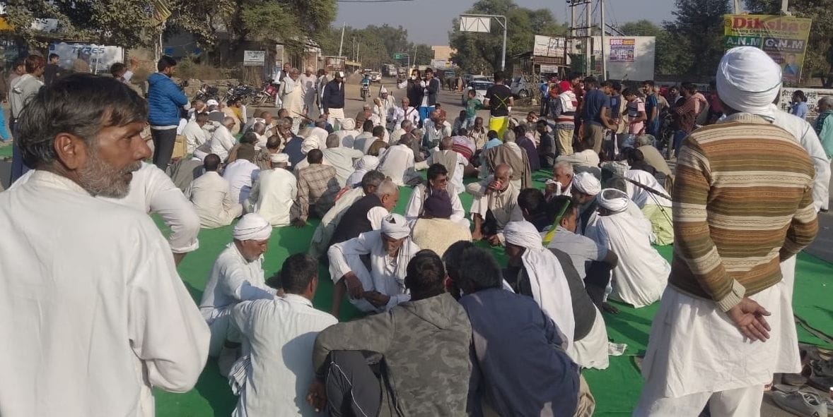 नरवाना रोड पर धरने पर बैठे किसान। संवाद।