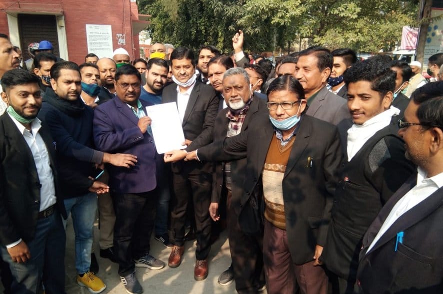 नजीबाबाद में किसान आंदोलन के समर्थन में कार्य बहिष्कार कर तहसीलदार को ज्ञापन सौंपते अधिवक्ता।