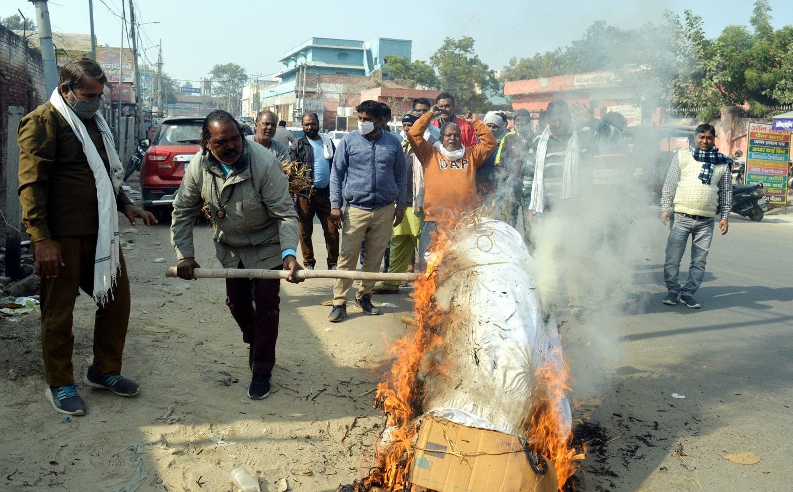 सरकार का पुतला फूंकते हुए नप कर्मचारी। संवाद न्यूज एजेंसी सरकार का पुतला फूंकते हुए नप कर्मचारी। संवाद न्यूज एजेंसी