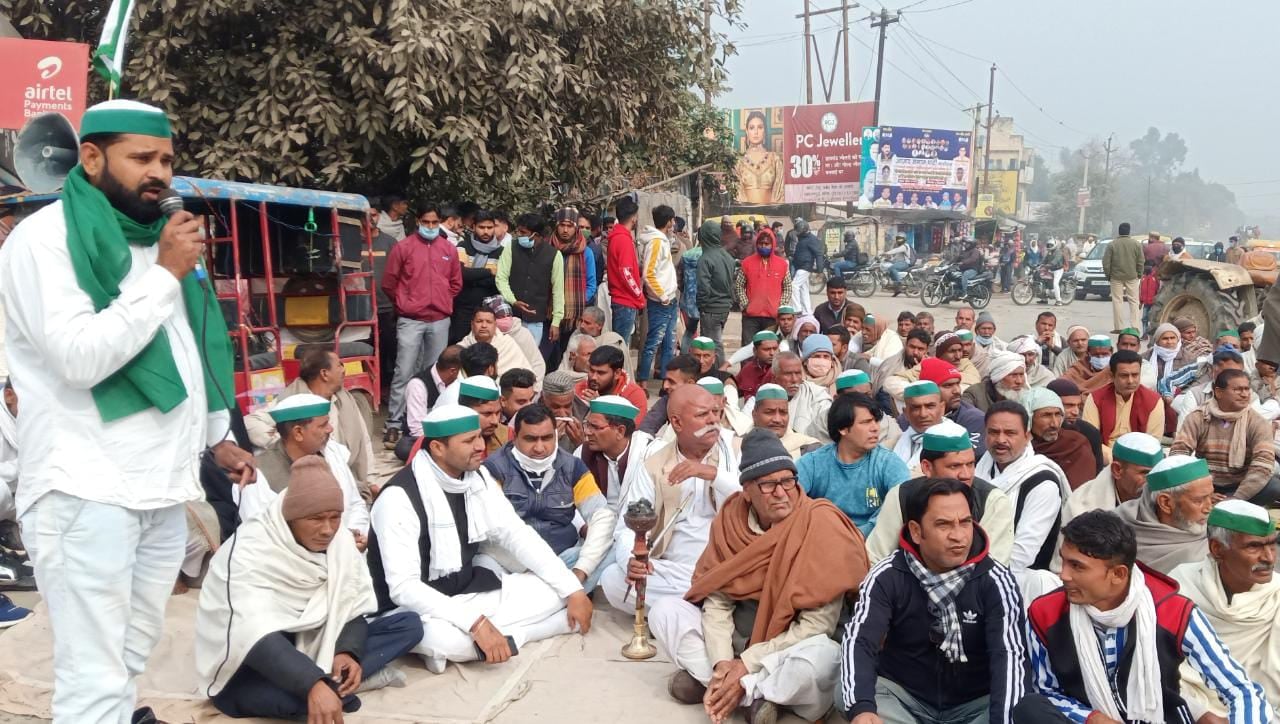रामपुर मनिहारान देहली हाइवे रोड शहरी पुल पर धरना देते किसान। रामपुर मनिहारान देहली हाइवे रोड शहरी पुल पर धरना देते किसान।