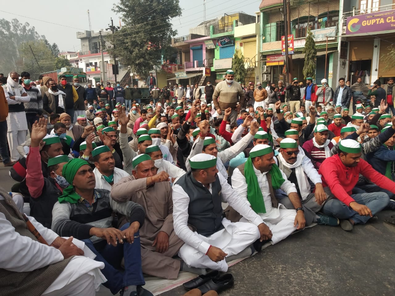 गागलहेड़ी में हाईवे पर सड़क पर धरना देते भाकियू कार्यकर्ता गागलहेड़ी में हाईवे पर सड़क पर धरना देते भाकियू कार्यकर्ता