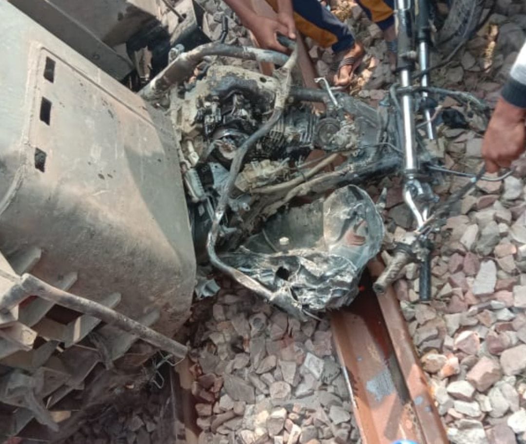 कानपुर देहात जिले के झींझक रेलवे स्टेशन के पास अप की नंदन कानन एक्सप्रेस के इंजन से टकराकर फंसी ब? कानपुर देहात जिले के झींझक रेलवे स्टेशन के पास अप की नंदन कानन एक्सप्रेस के इंजन से टकराकर फंसी ब?