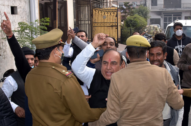 चिलकाना रोड़ स्थित कांग्रेस के पूर्व जिला अध्यक्ष शशी वालिया को रोकती पुलिस