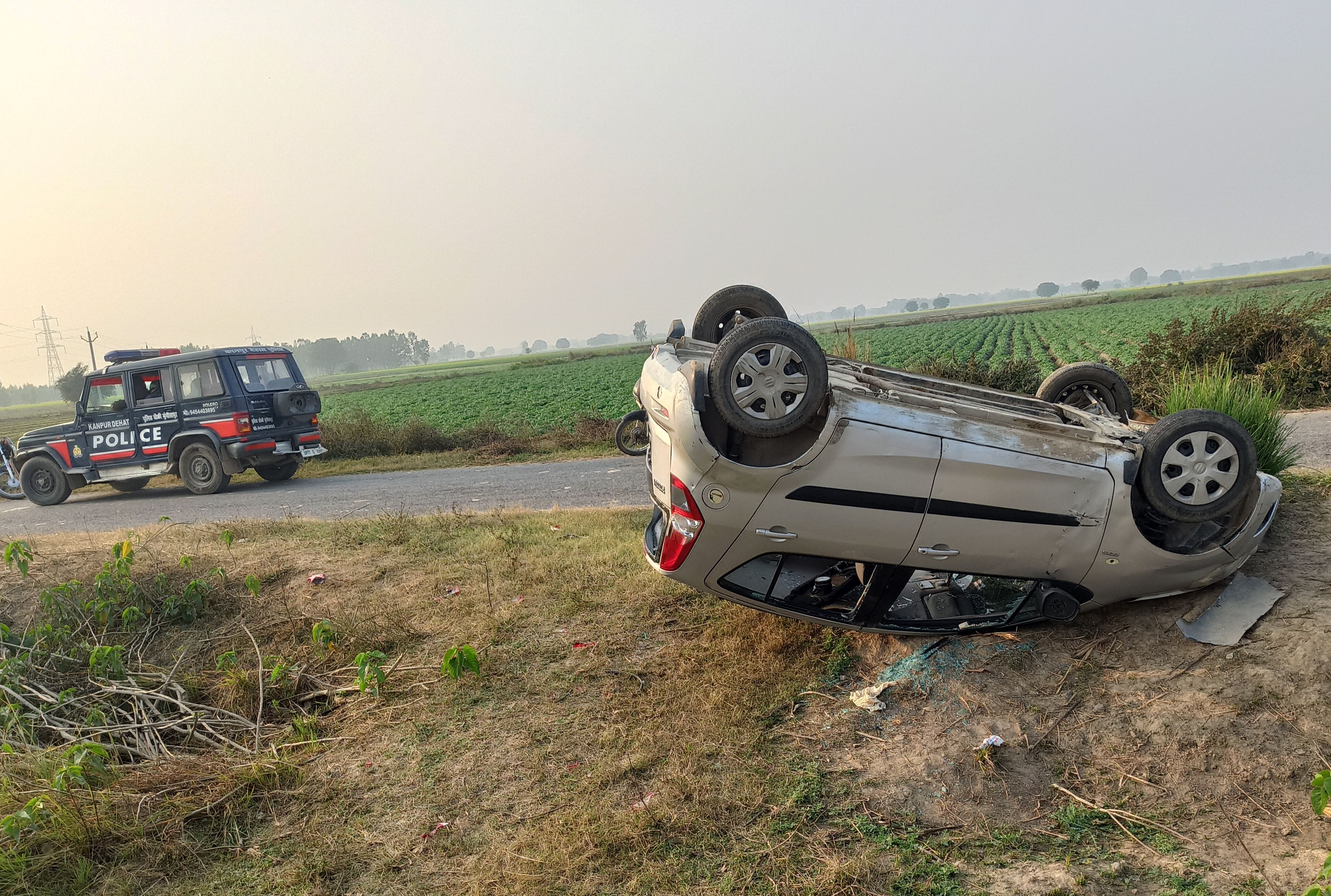 घटना स्थल पर पलटी पड़ी कार। घटना स्थल पर पलटी पड़ी कार।