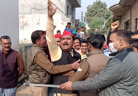 मल्हीपुर रोड़ पर सपा कार्यकर्ताओ को रोकती पुलिस मल्हीपुर रोड़ पर सपा कार्यकर्ताओ को रोकती पुलिस