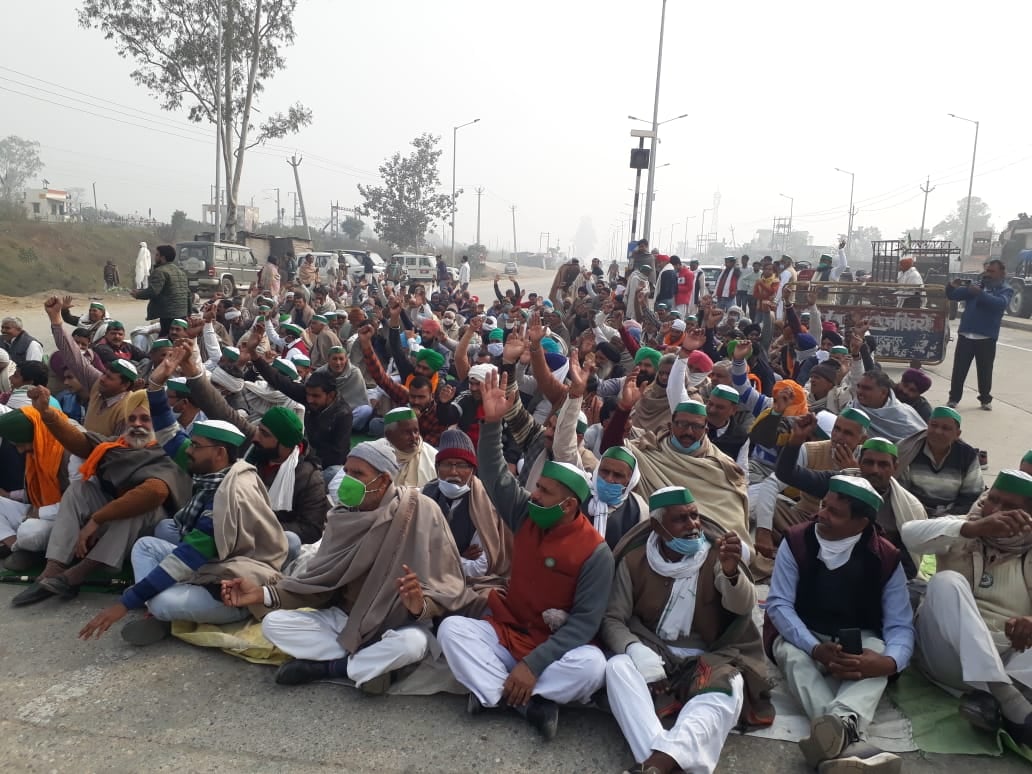 सरसावा में सड़क पर जाम लगा धरना देते किसान सरसावा में सड़क पर जाम लगा धरना देते किसान