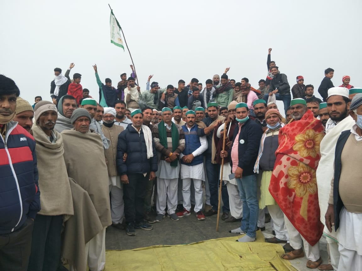 गंगोह में यमुना नदी पुल पर प्रदर्शन करते भाकियू कार्यकर्ता गंगोह में यमुना नदी पुल पर प्रदर्शन करते भाकियू कार्यकर्ता