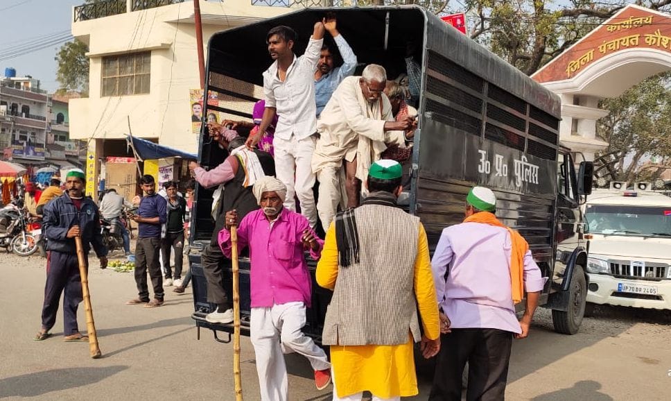 Police on the streets, India closed in Doaba ineffective Police on the streets, India closed in Doaba ineffective