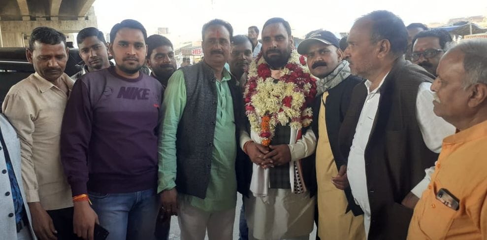 फोटो संख्या 24 जसवंतनगर बस स्टैंड पर एमएलसी का स्वागत करते भाजपा कार्यकर्ता फोटो संख्या 24 जसवंतनगर बस स्टैंड पर एमएलसी का स्वागत करते भाजपा कार्यकर्ता
