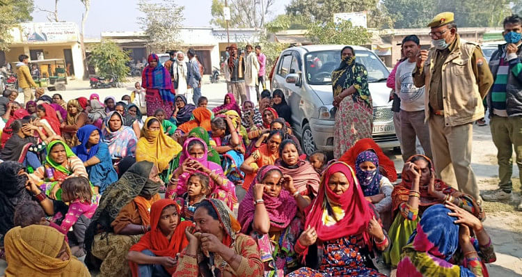तहसील परिसर में धरने पर बैठीं कांशीराम कालोनी की महिलाएं।