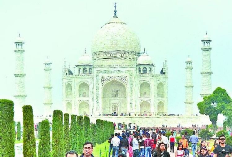 Tajmahal Tourist Not Seen Monument Due To Tickets त जमहल ट र यल म फ ल स ब त ह ई नई य जन ऐत ह स क स म रक न न ह रन स म य स ह ए स ल न Amar Ujala Hindi News Live