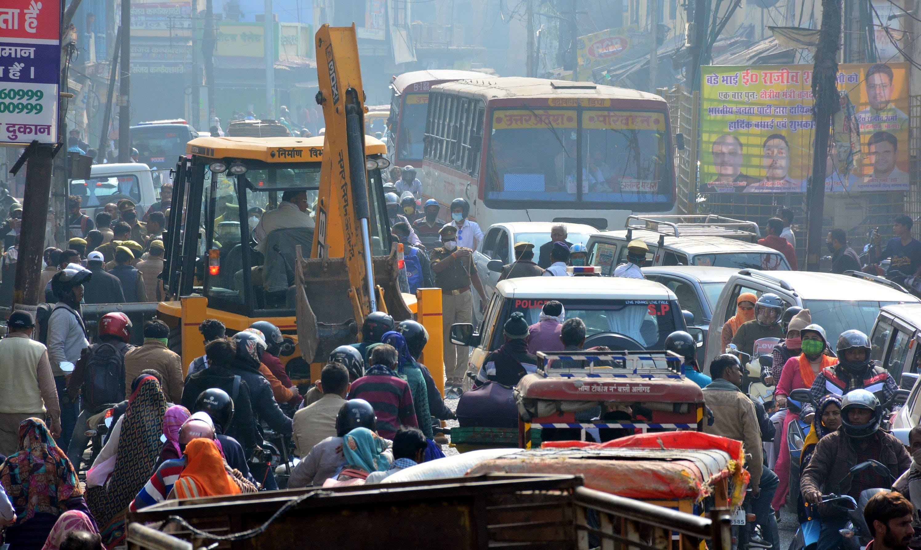 अतिक्रमण अभियान के दौरान आगरा रोड पर लगा जाम।