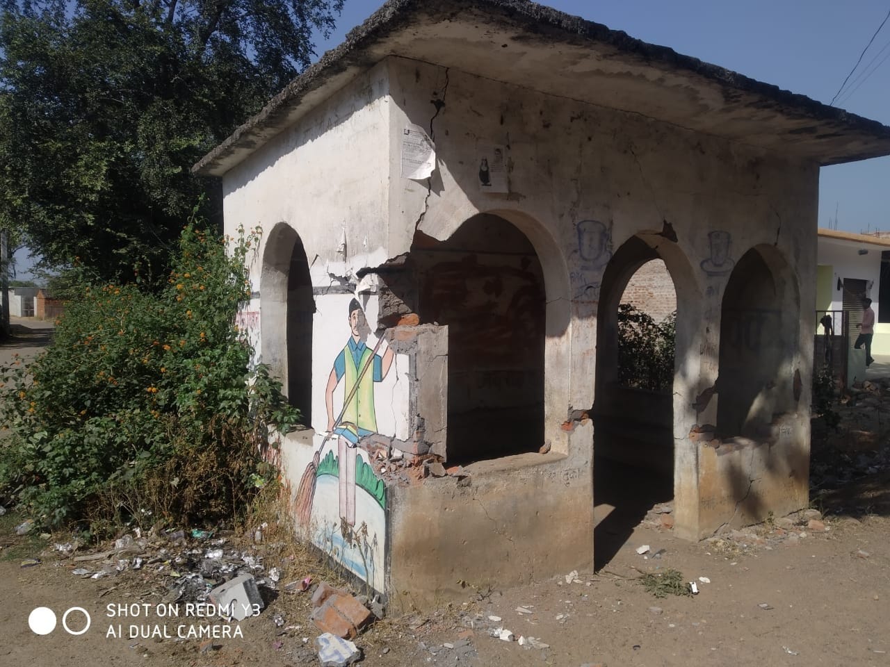 कैप्सन - दंबग द्वारा क्षतिग्रस्त किया जा रहा प्रतिक्षालय 2 - दो दिन पहले का फोटो