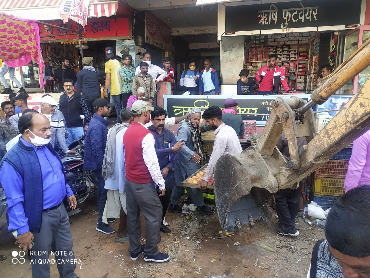 जेसीबी से फलों को बचाता दुकानदार जेसीबी से फलों को बचाता दुकानदार