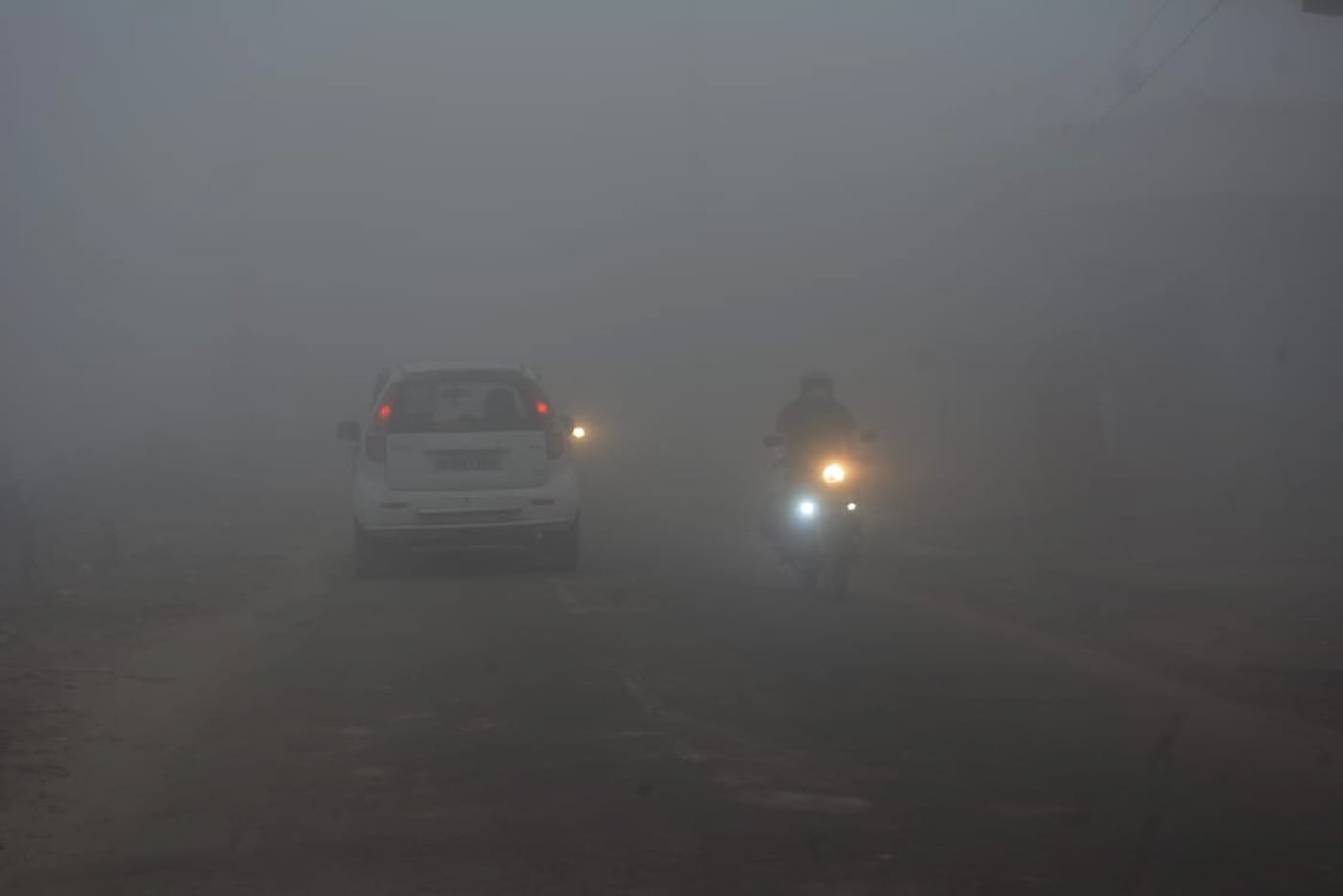 नगर में सुबह फैले कोहरे में टिमटिमाती वाहनों की लाइट। नगर में सुबह फैले कोहरे में टिमटिमाती वाहनों की लाइट।