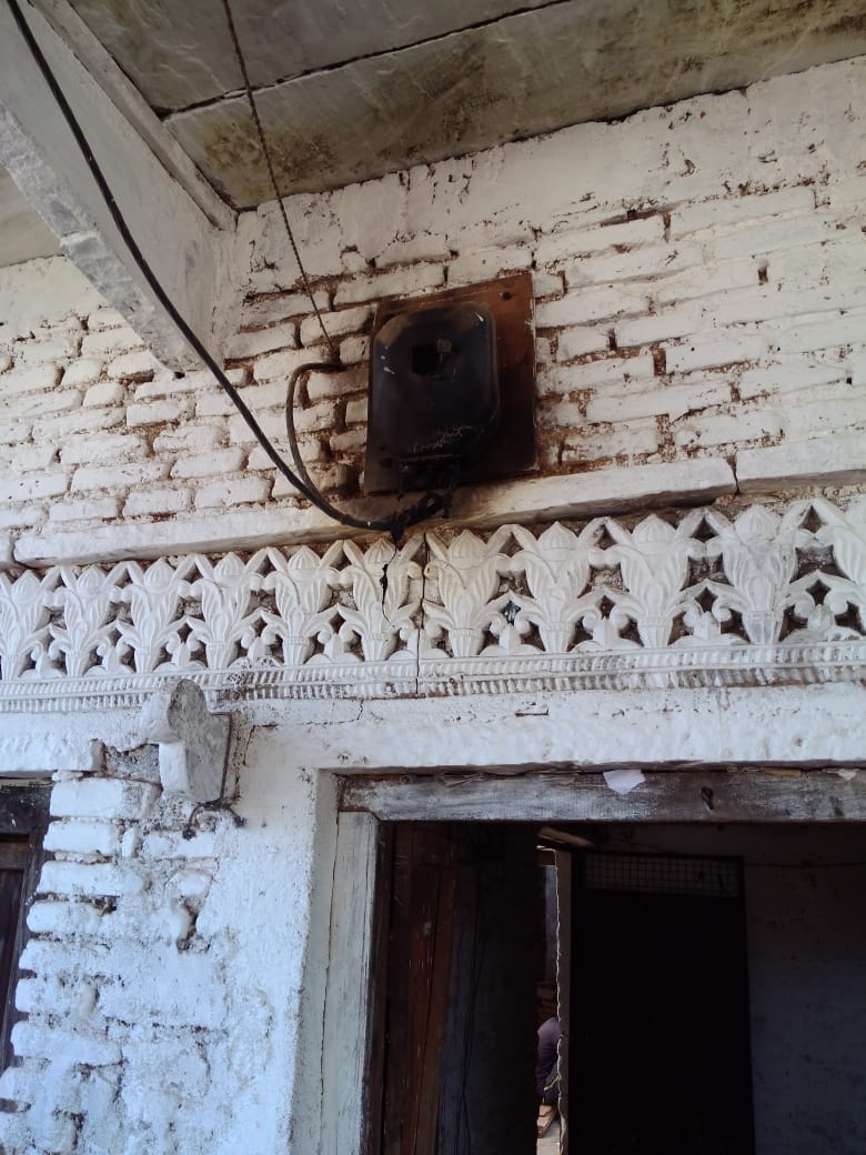 करंट से जलकर काला पड़ा मीटर